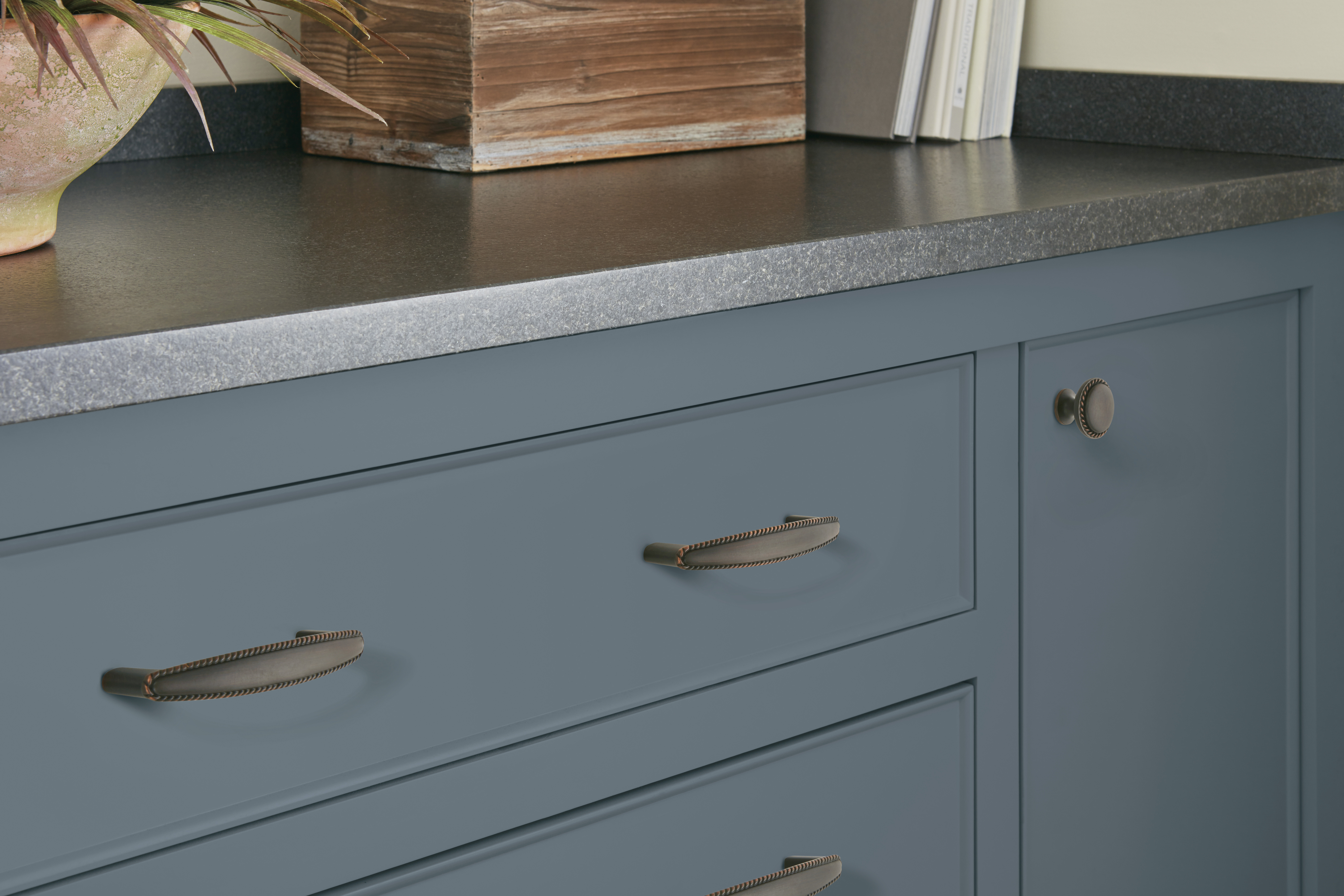 Amerock Lifestyle Oil-Rubbed-Bronze_Pull_Amerock_Cabinet-Hardware_Allison_BP53004ORB_Lifestyle_Kitchen_19-2