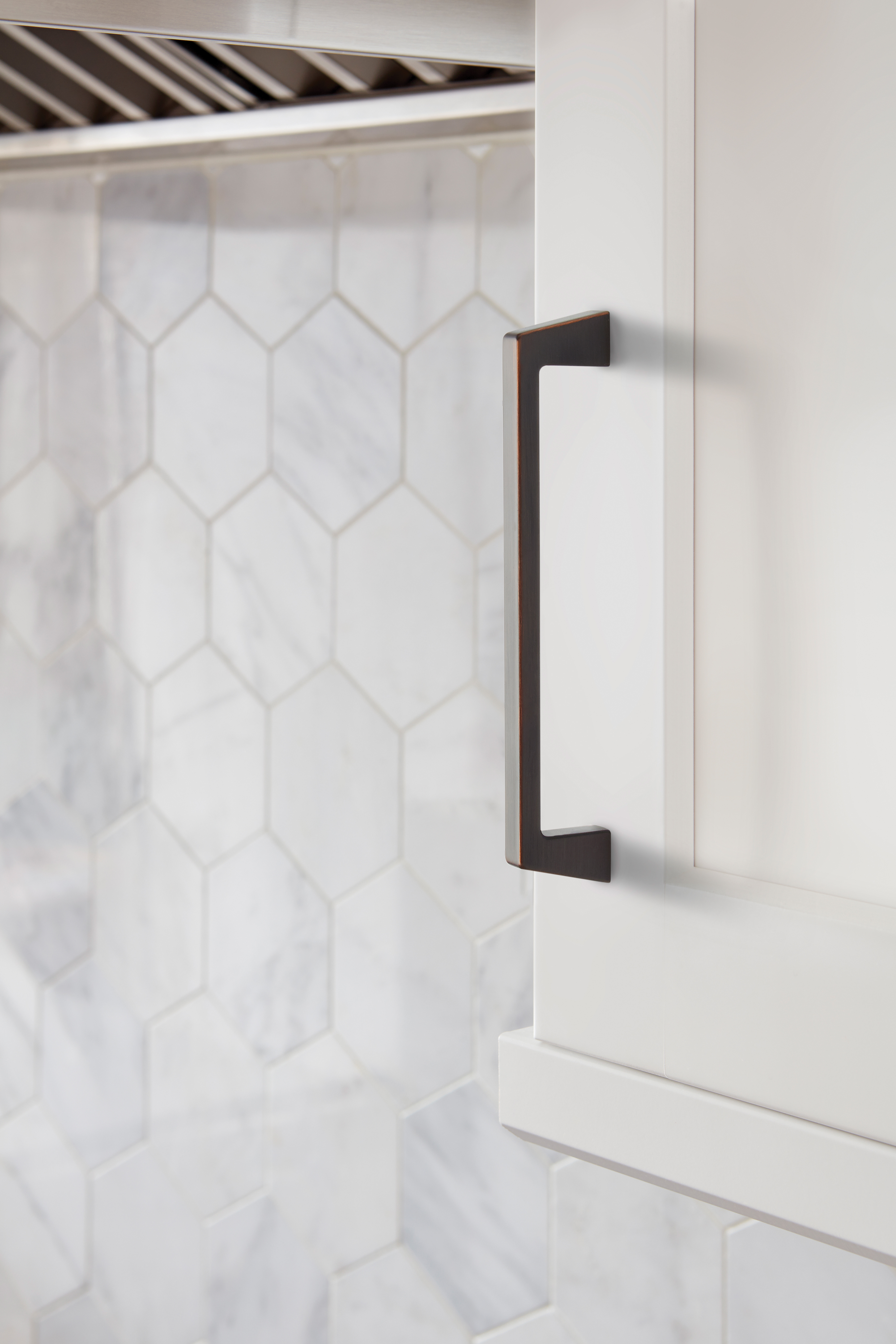 Amerock Lifestyle Oil-Rubbed-Bronze_Pull_Amerock_Cabinet-Hardware_Blackrock_BP55278ORB_Lifestyle_Kitchen_19