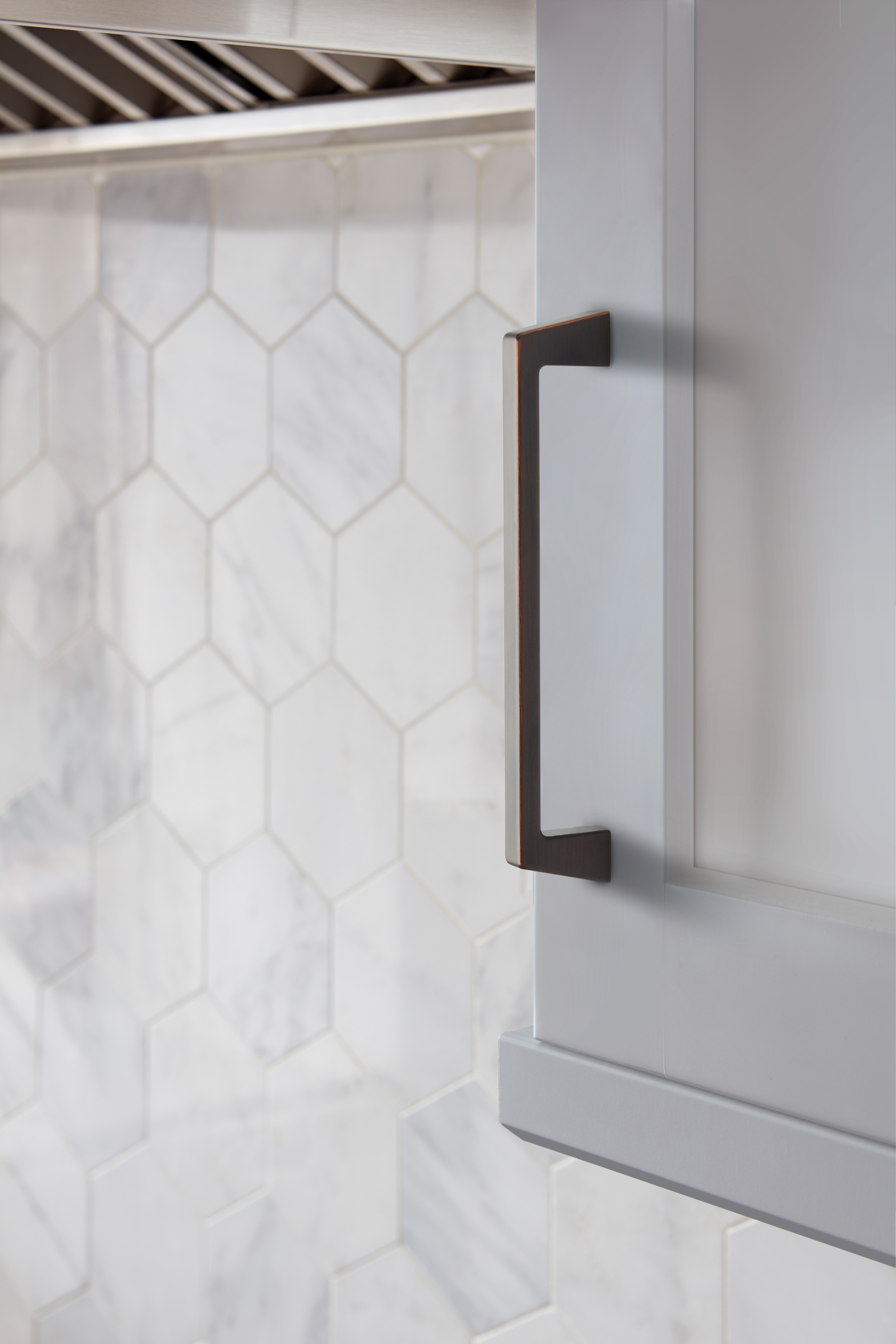 Amerock Lifestyle Oil-Rubbed-Bronze_Pull_Amerock_Cabinet-Hardware_Blackrock_BP55278ORB_Lifestyle_Kitchen_19_2