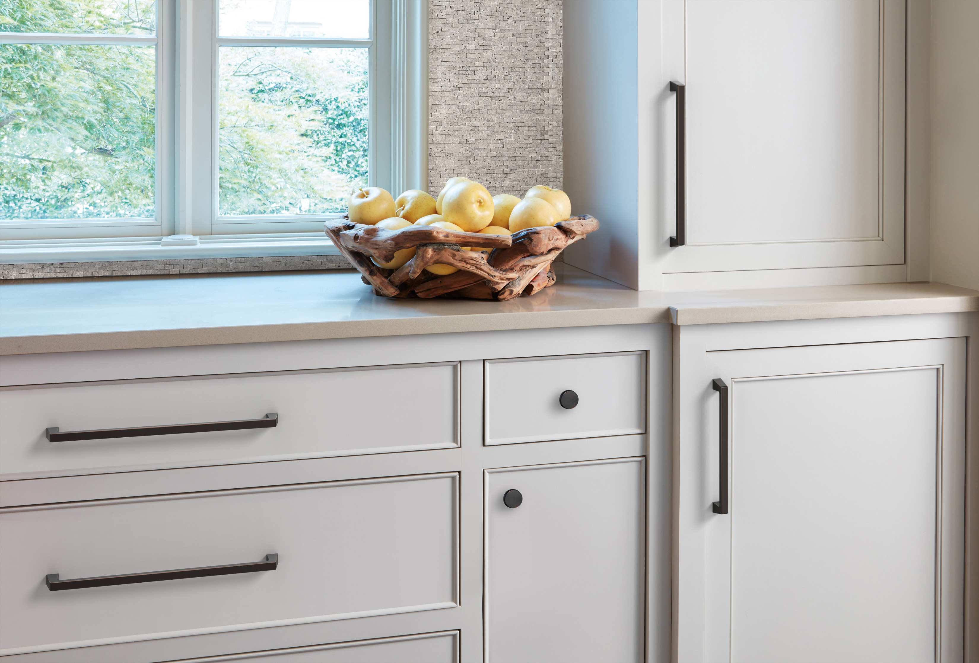 Amerock Lifestyle Oil-Rubbed-Bronze_Pull_Amerock_Cabinet-Hardware_Blackrock_BP55284ORB_Kitchen_23