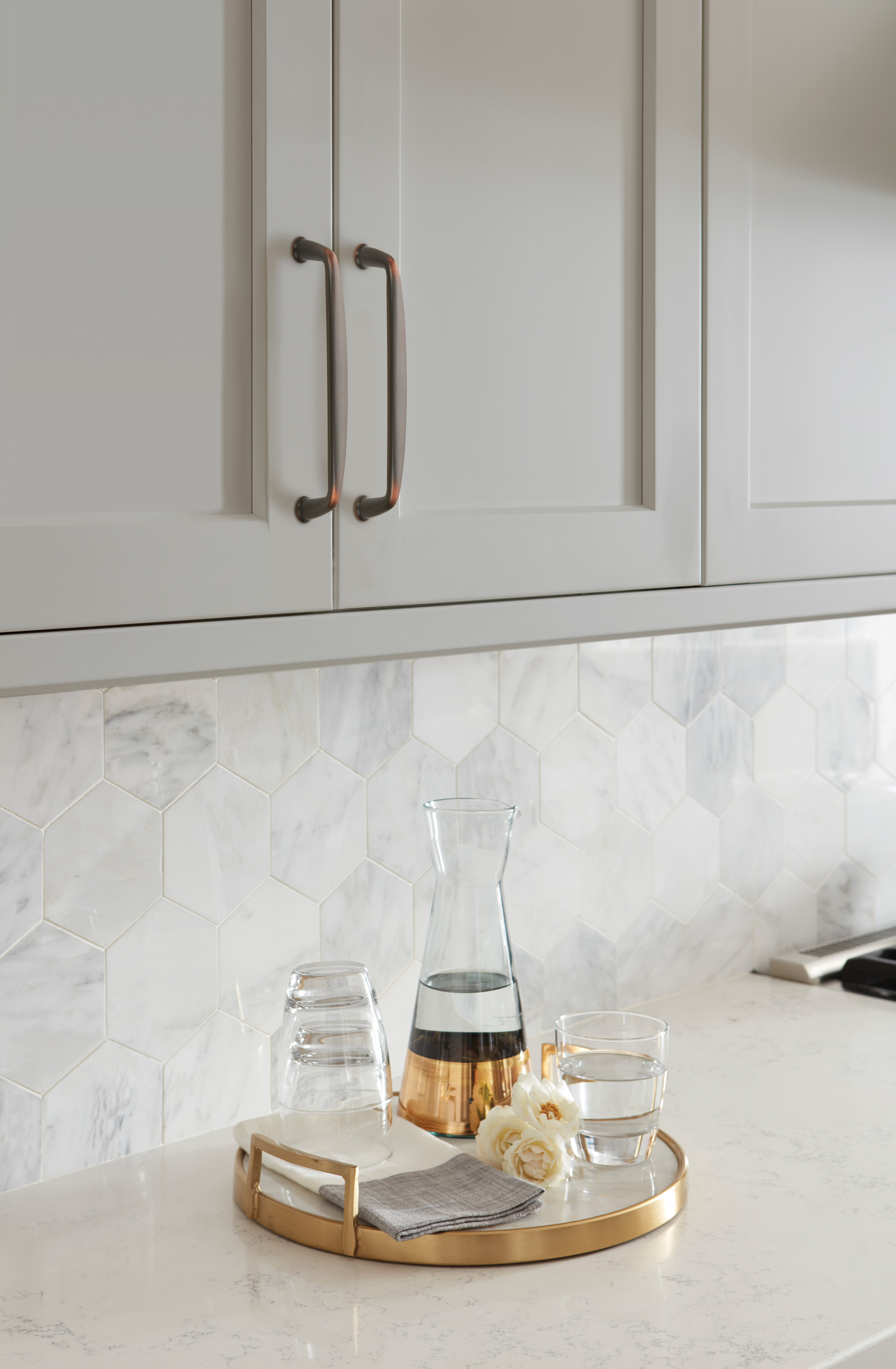 Amerock Lifestyle Oil-Rubbed-Bronze_Pull_Amerock_Cabinet-Hardware_Kane_BP53803ORB_Lifestyle_Kitchen_19-2