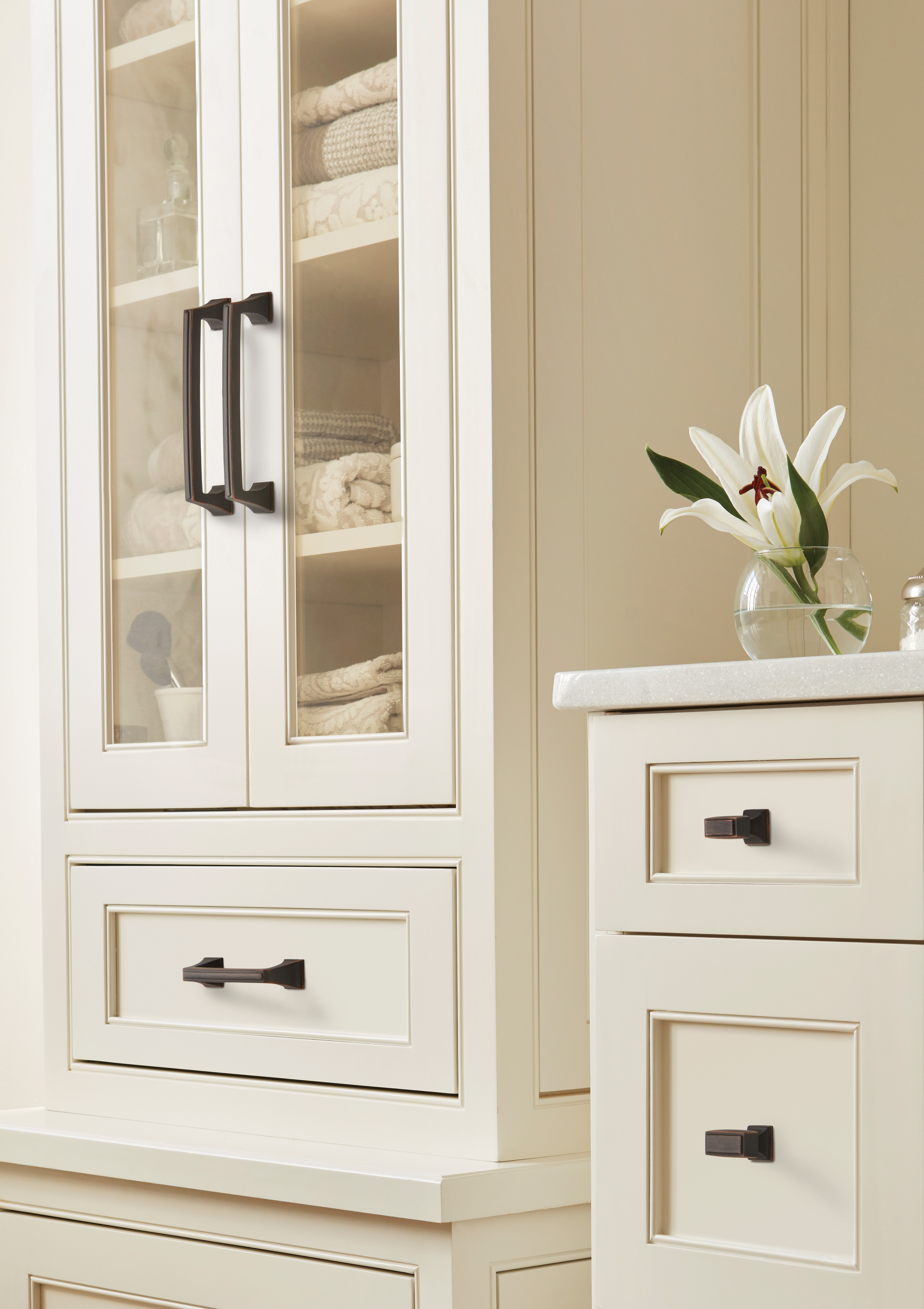 Amerock Lifestyle Oil-Rubbed-Bronze_Pull_Amerock_Cabinet-Hardware_Mulholland_BP53529ORB_Lifestyle_Bathroom_19-1