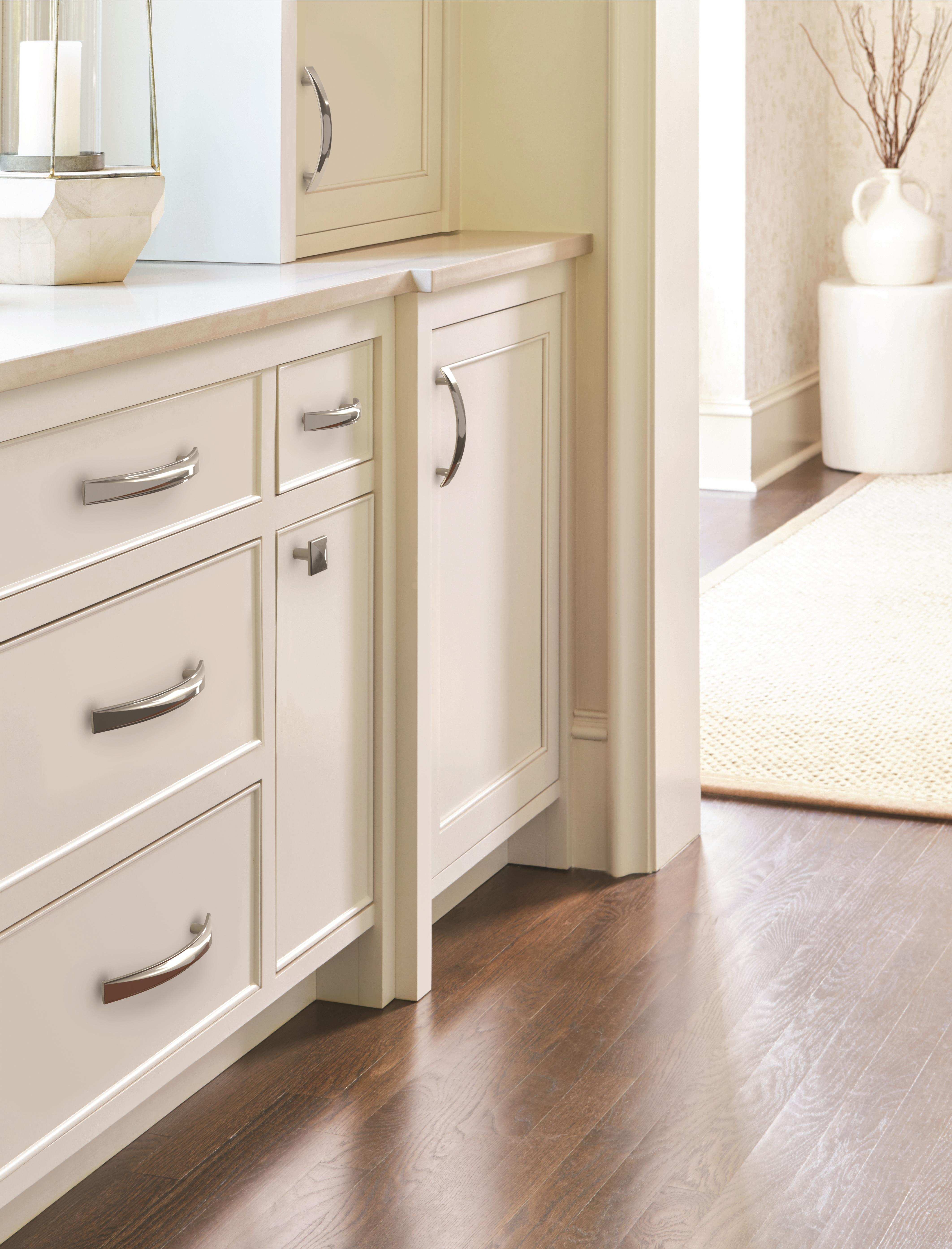 Amerock Lifestyle Polished-Chrome_Edge-Pulls_Amerock_Cabinet-Hardware_Extensity_BP2937026_BP2937926_BP2938526_BP2939326_Lifestyle_19_2.jpg