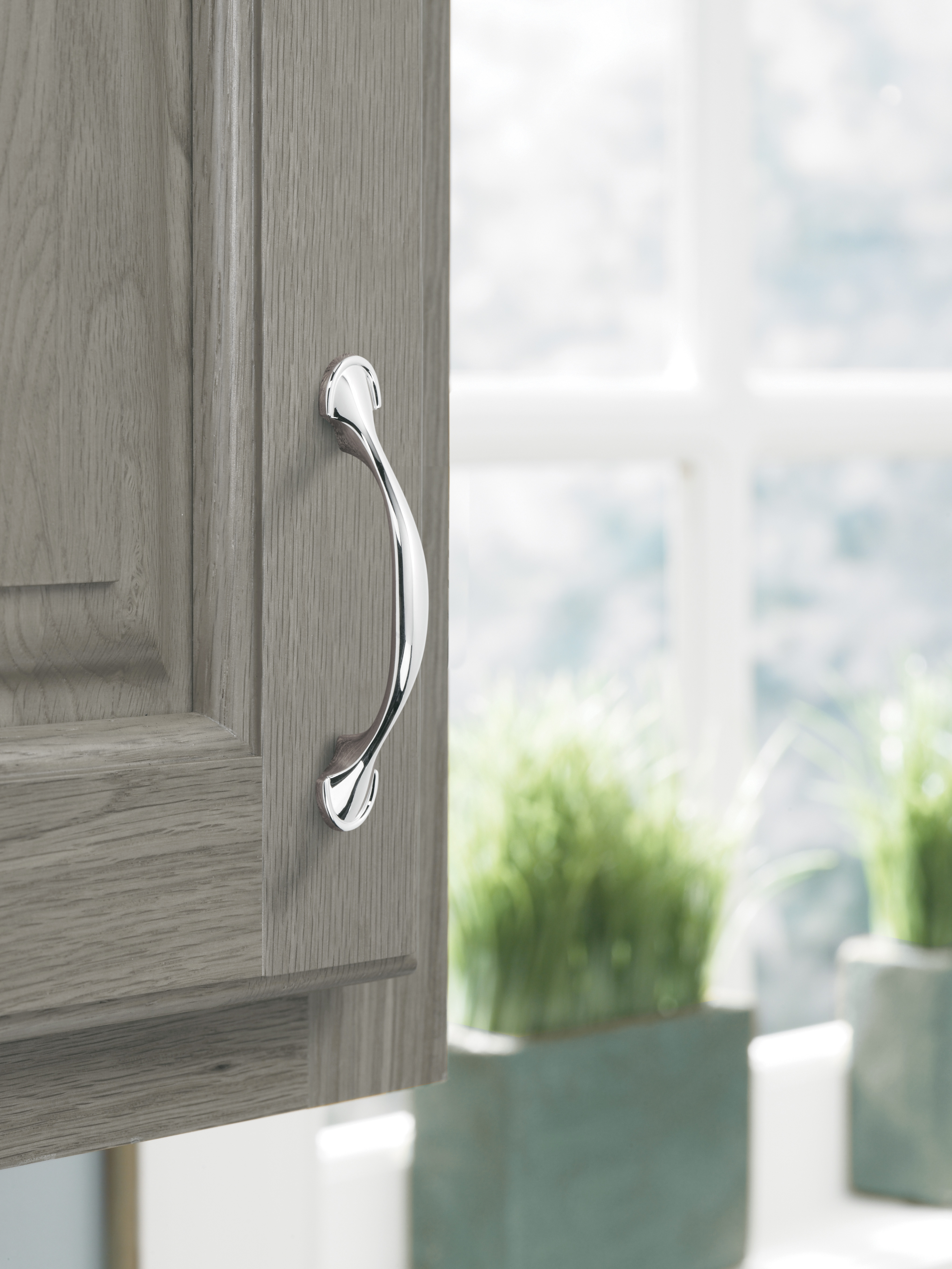 Amerock Lifestyle Polished-Chrome_Pull_Amerock_Cabinet-Hardware_Allison_173CH_Lifestyle_Kitchen_19-2