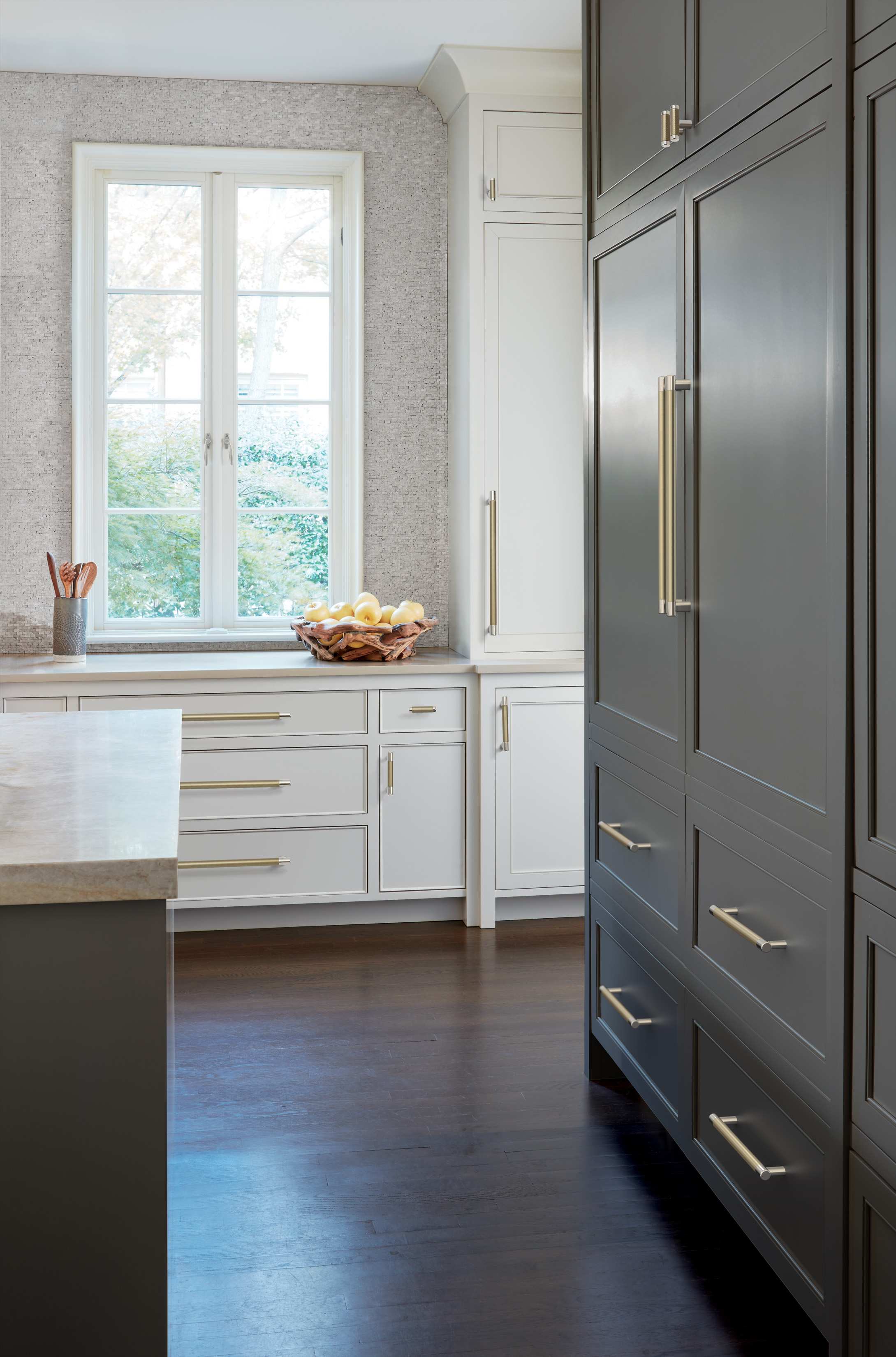 Amerock Lifestyle Polished-Nickel-and-Golden-Champagne_Appliance-Pull_Amerock_Cabinet-Hardware_Esquire_BP54041PNBBZ_Kitchen_23