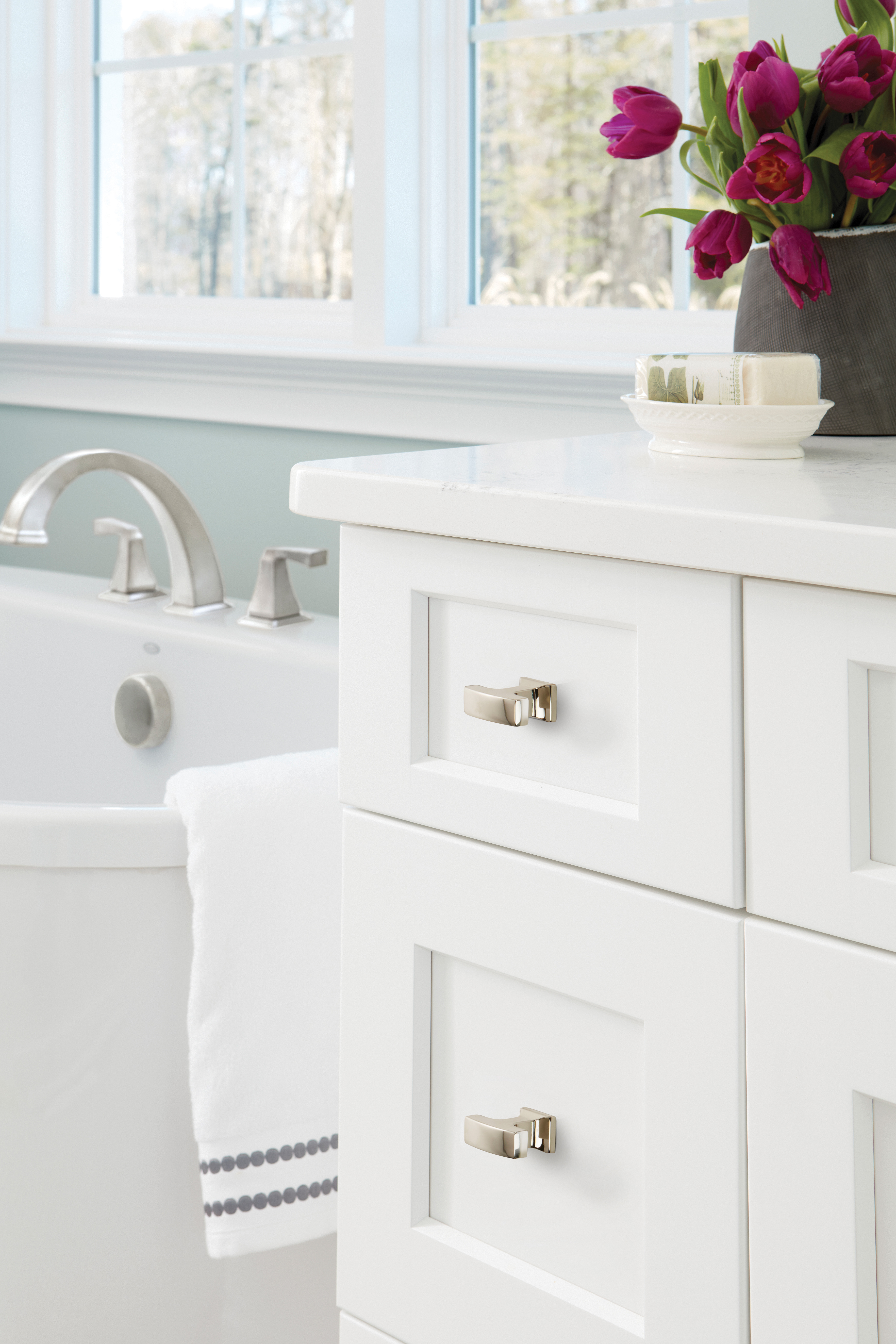 Amerock Lifestyle Polished-Nickel_Knob_Amerock_Cabinet-Hardware_Westerly_BP53717PN_Lifestyle_Bathroom_19-1