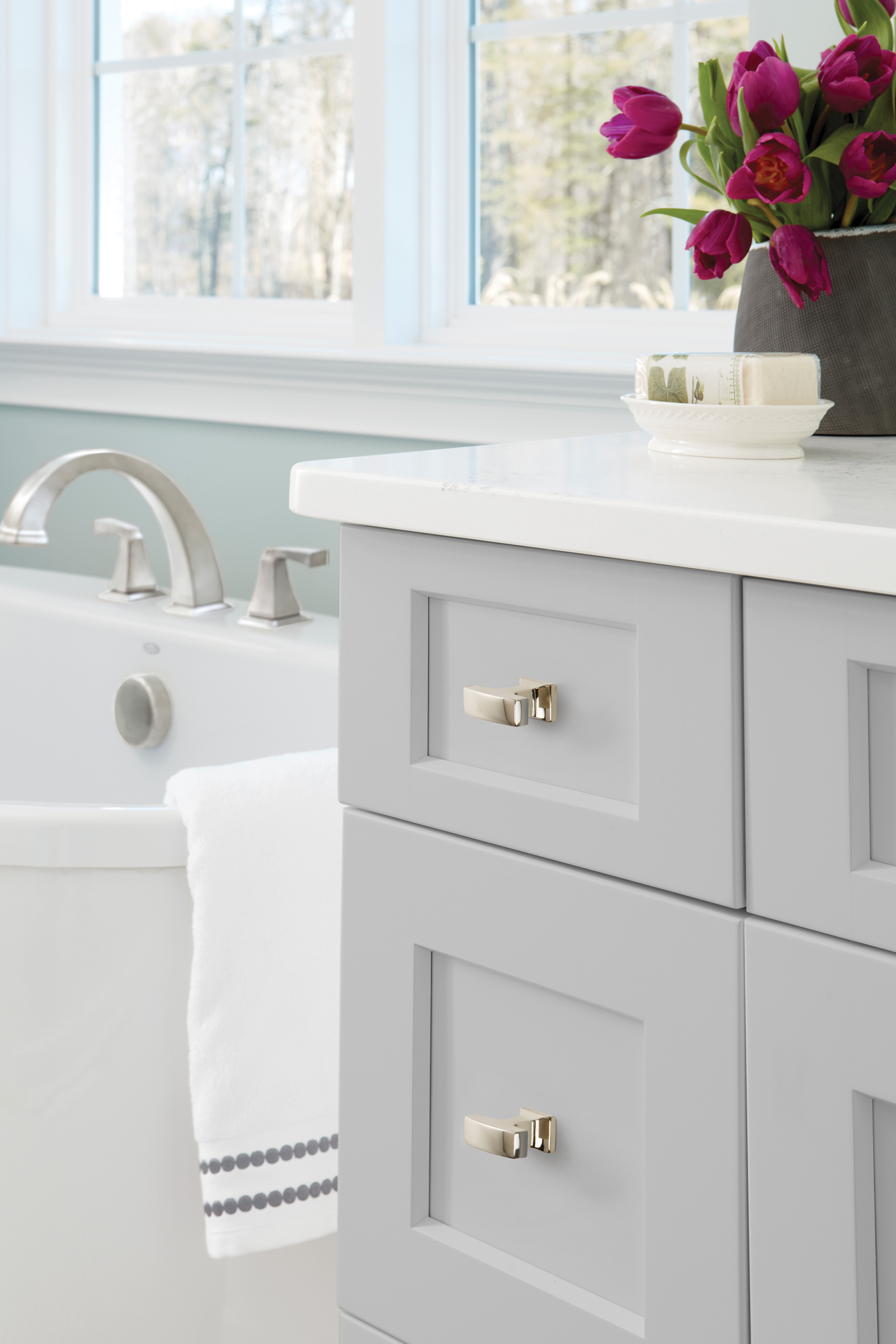 Amerock Lifestyle Polished-Nickel_Knob_Amerock_Cabinet-Hardware_Westerly_BP53717PN_Lifestyle_Bathroom_19-2