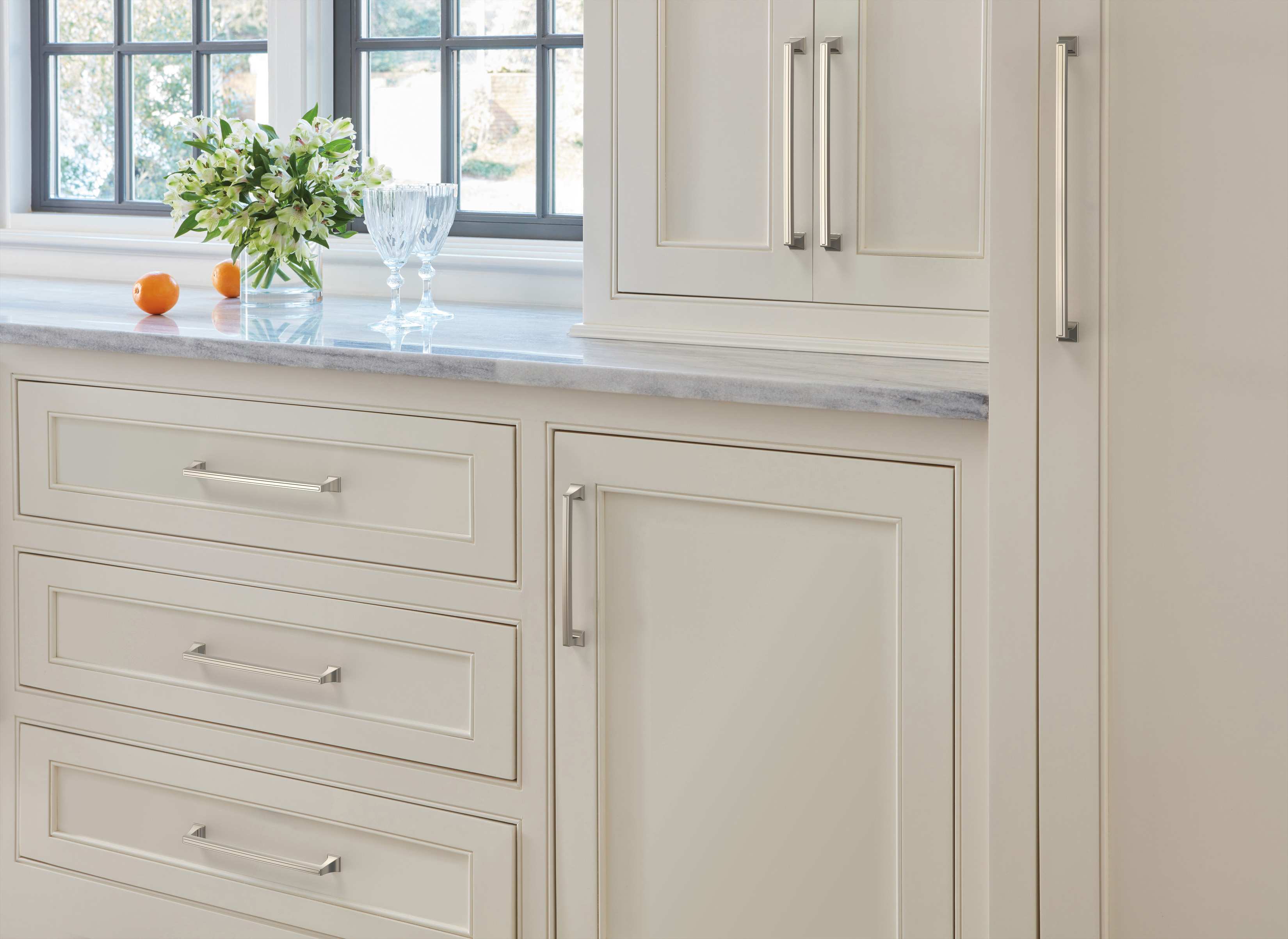 Amerock Lifestyle Polished-Nickel_Pull_Amerock_Cabinet-Hardware_Mulholland_BP53535PN_Kitchen_23