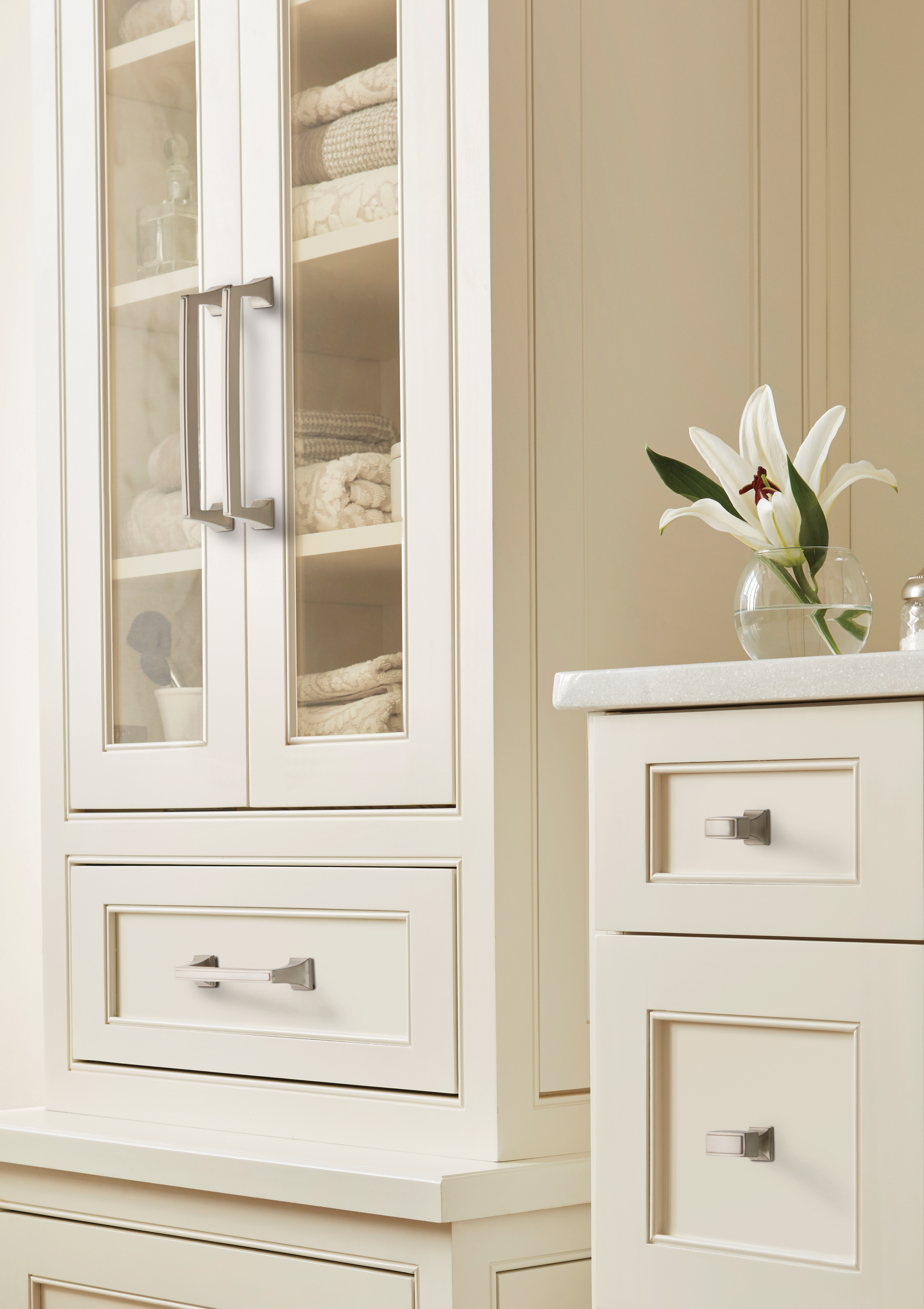 Amerock Lifestyle Satin-Nickel_Knob_Amerock_Cabinet-Hardware_Mulholland_BP53029G10_Lifestyle_Bathroom_19-1