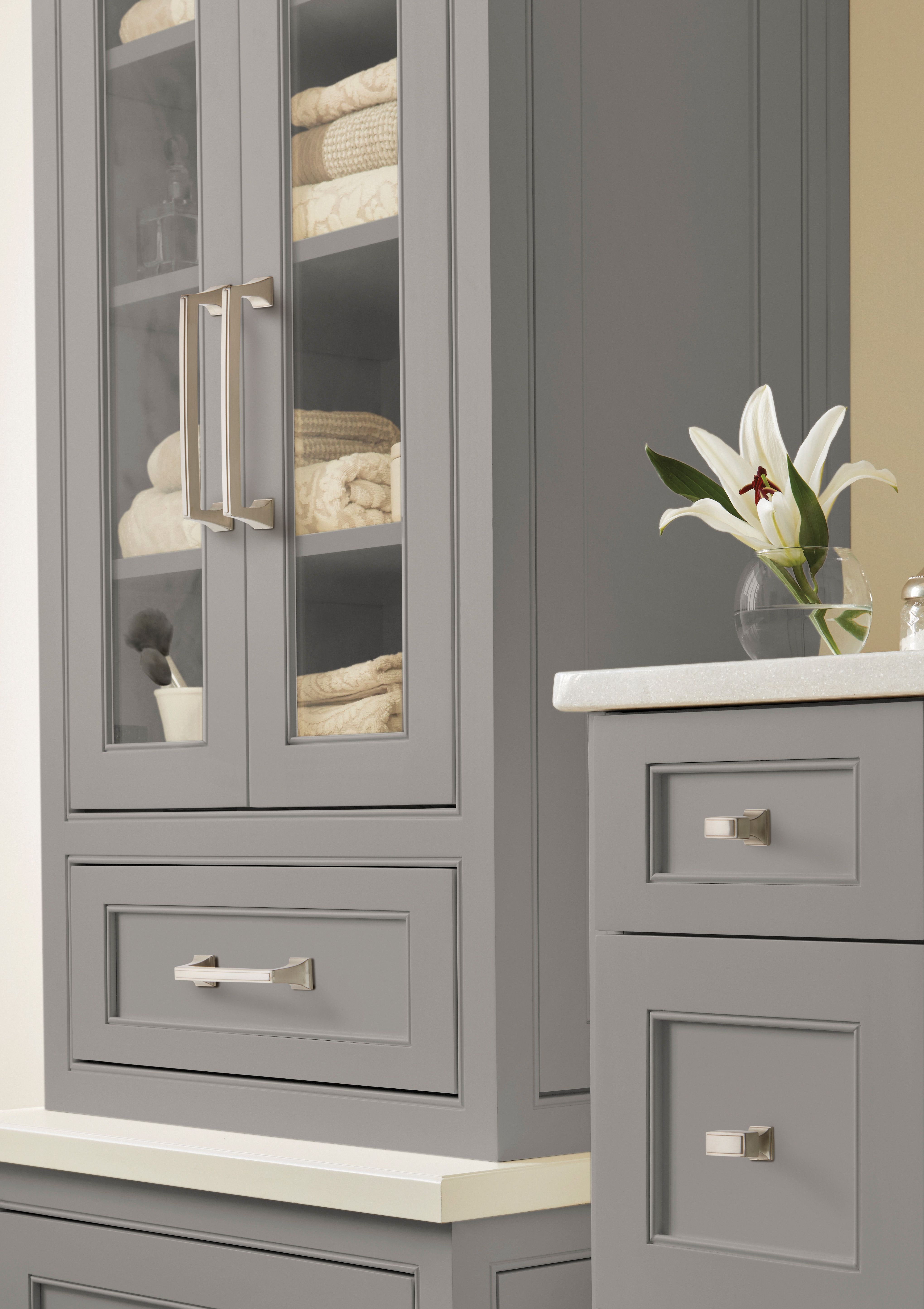 Amerock Lifestyle Satin-Nickel_Knob_Amerock_Cabinet-Hardware_Mulholland_BP535342G10_Lifestyle_Bathroom_19-2