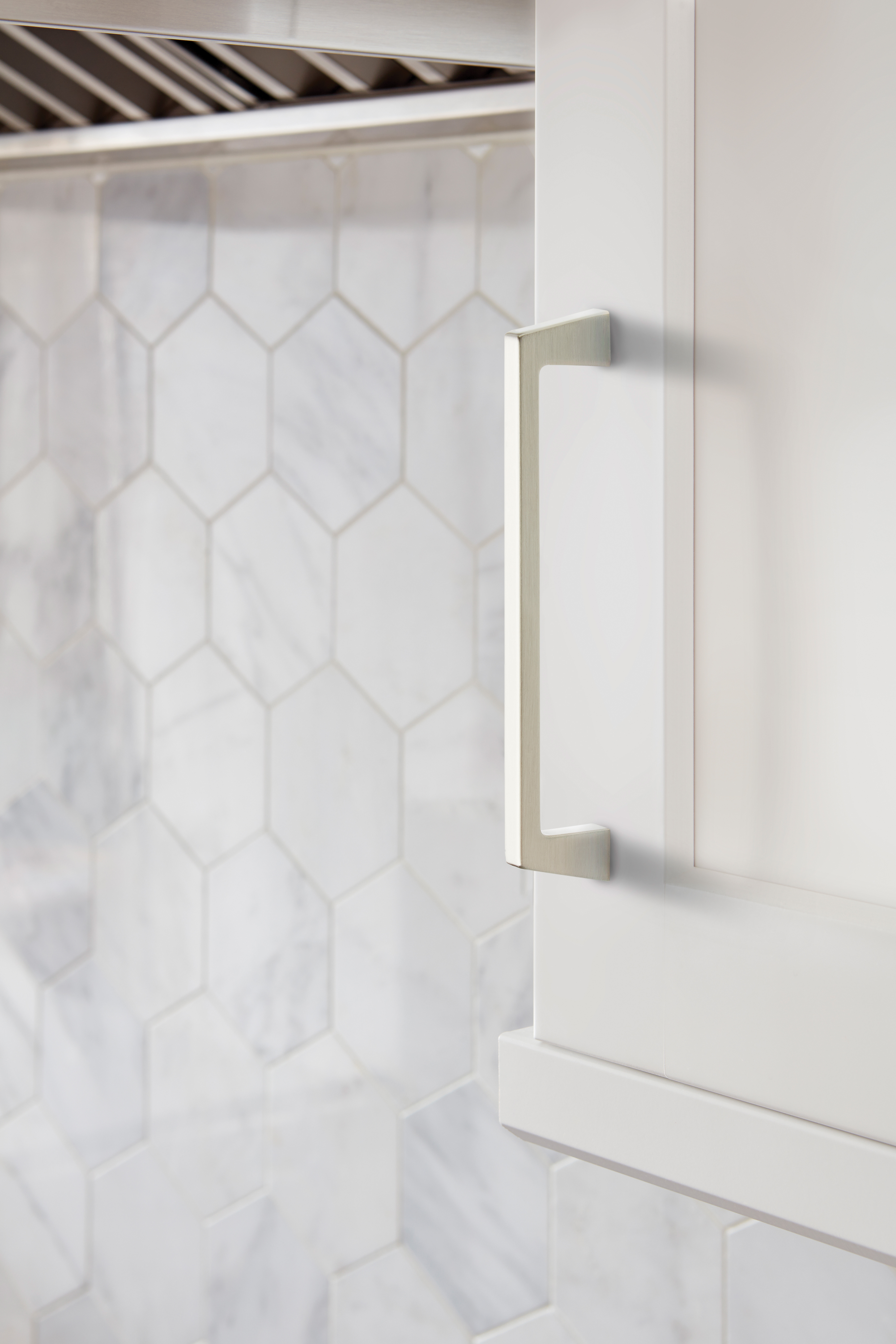 Amerock Lifestyle Satin-Nickel_Pull_Amerock_Cabinet-Hardware_Blackrock_BP55278G10_Lifestyle_Kitchen_19