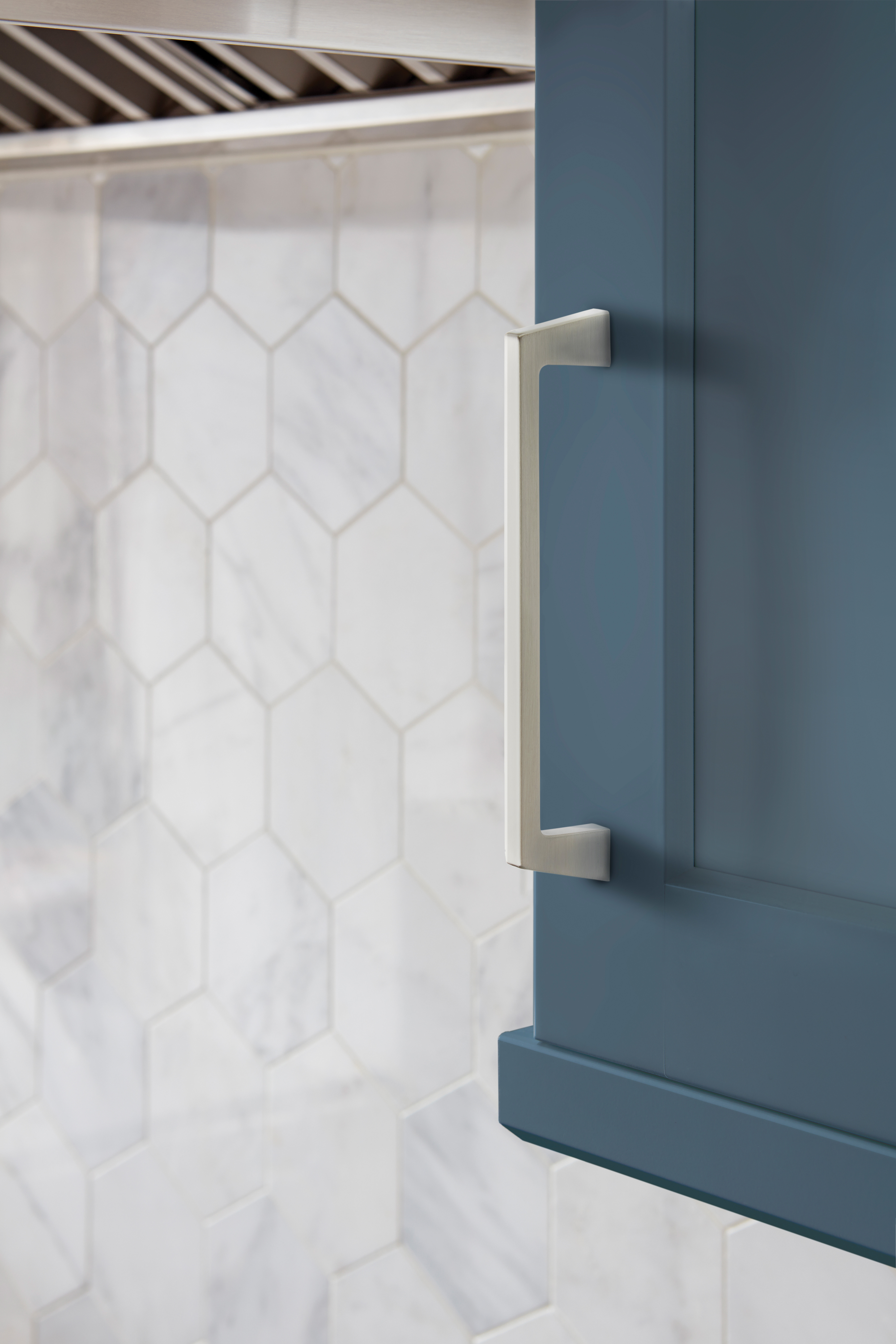 Amerock Lifestyle Satin-Nickel_Pull_Amerock_Cabinet-Hardware_Blackrock_BP55278G10_Lifestyle_Kitchen_19_2