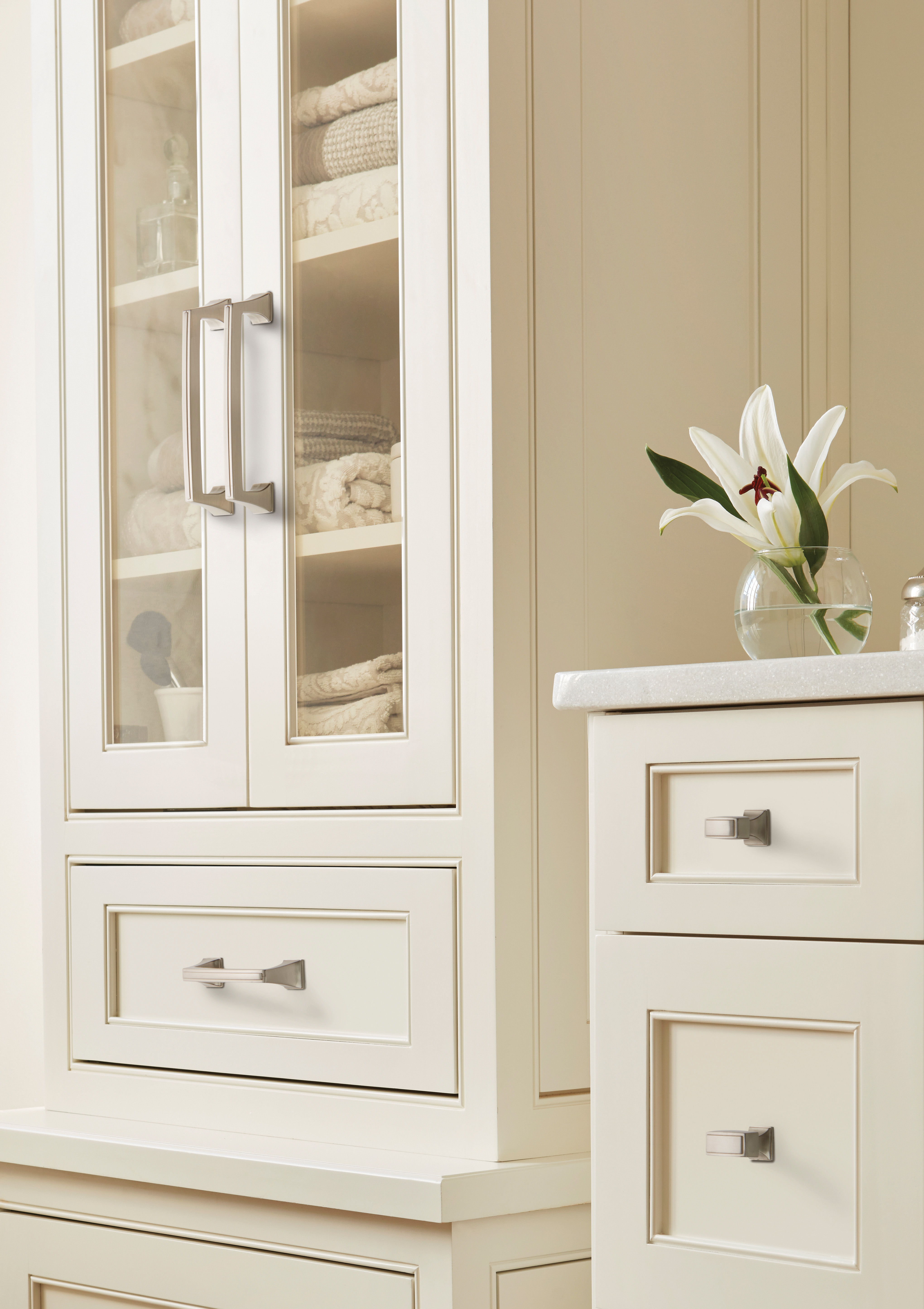 Amerock Lifestyle Satin-Nickel_Pull_Amerock_Cabinet-Hardware_Mulholland_BP53529G10_Lifestyle_Bathroom_19-1